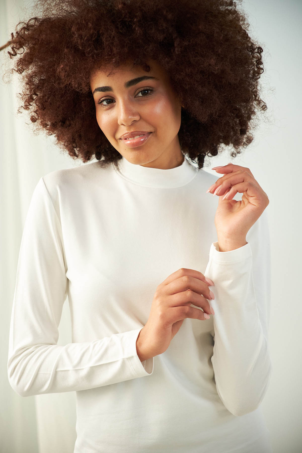 Long Sleeves Basic Top in White Color