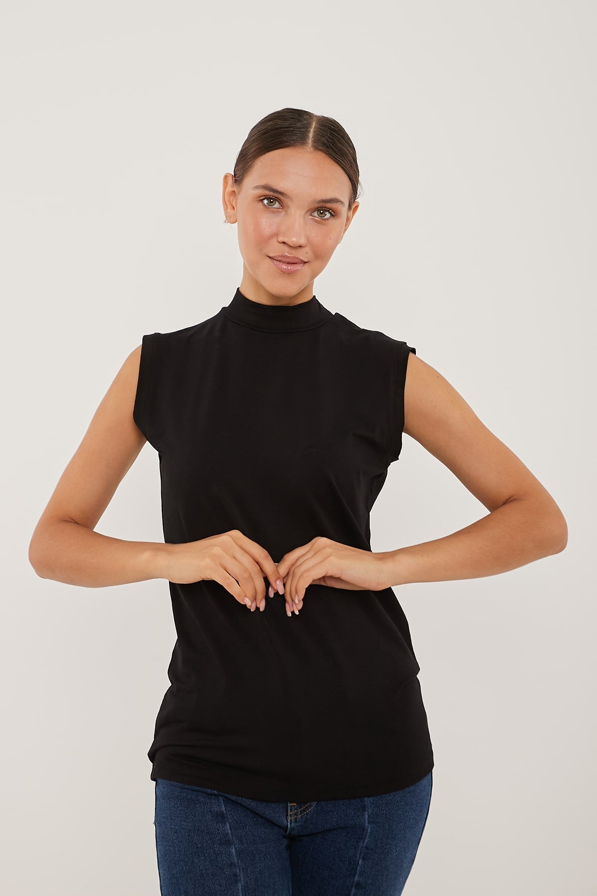 Sleeveless Basic Top in Black Color