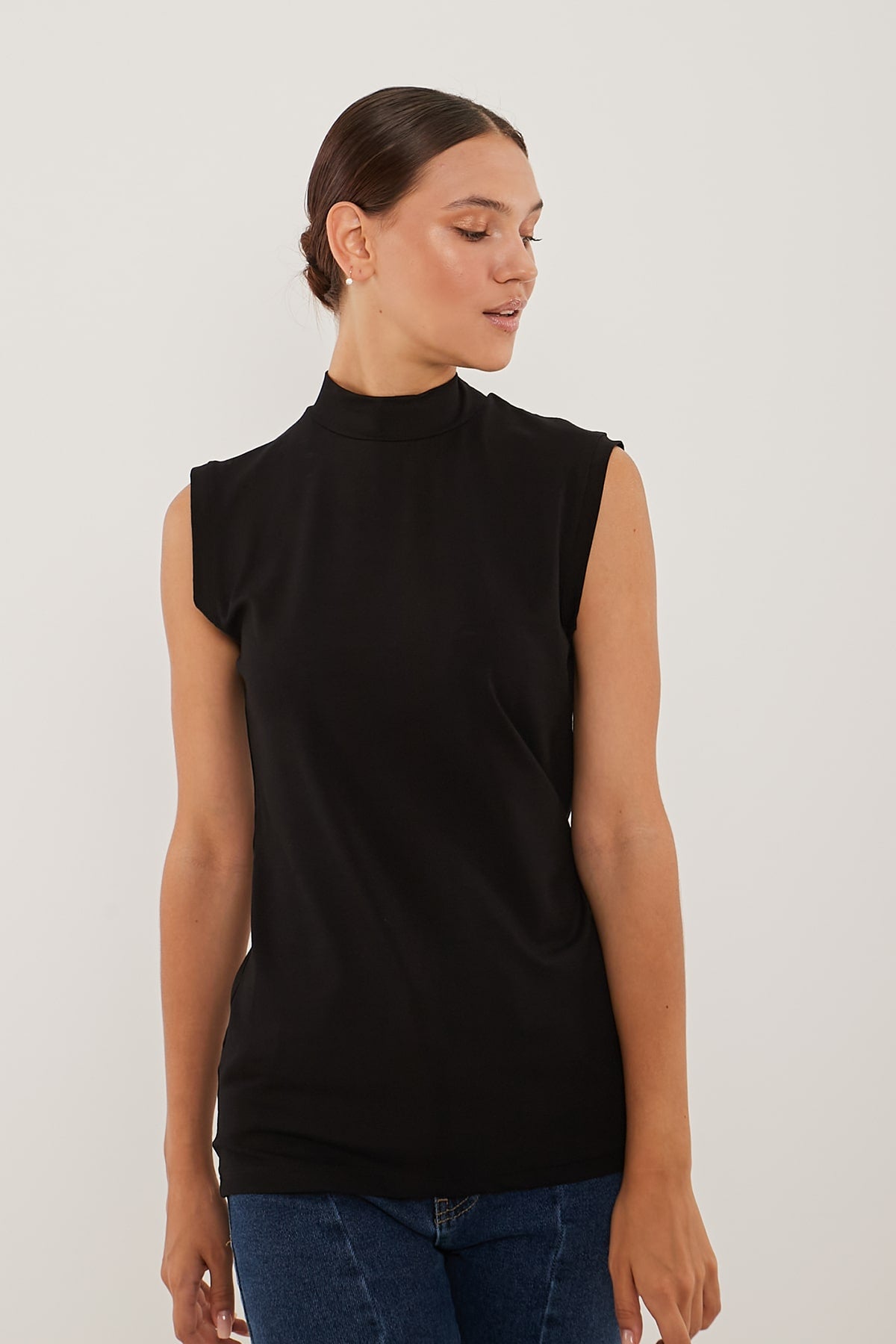 Sleeveless Basic Top in Black Color