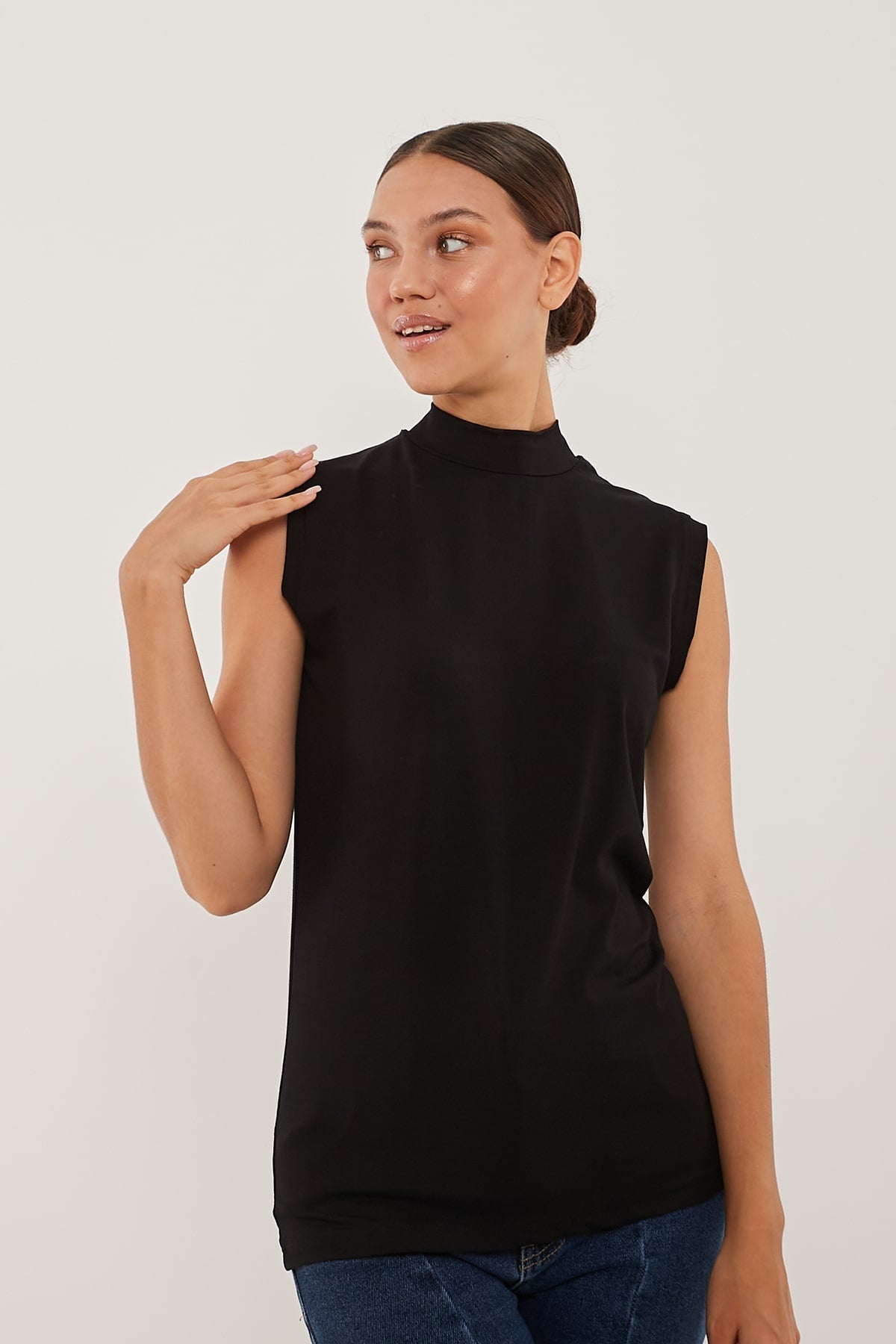 Sleeveless Basic Top in Black Color