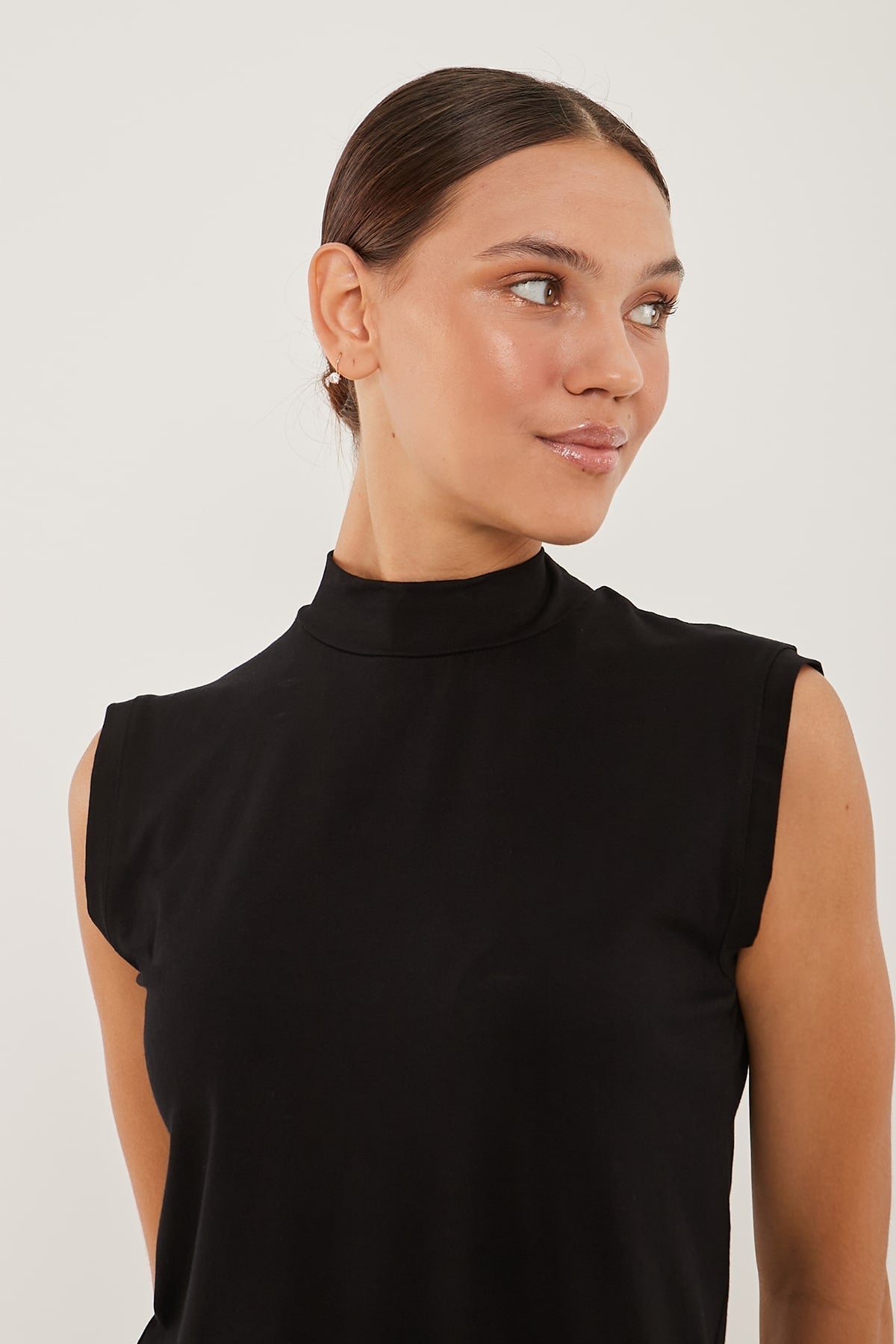 Sleeveless Basic Top in Black Color