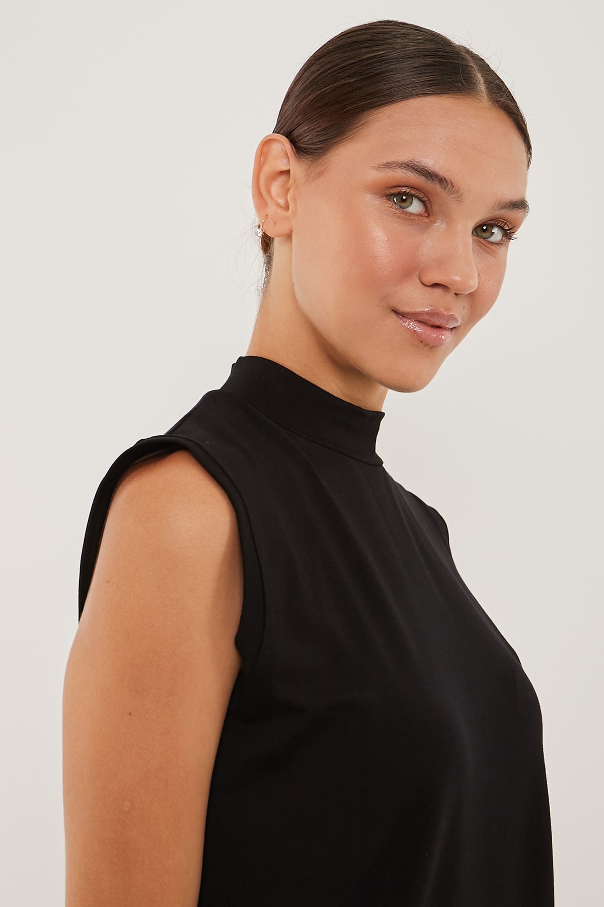 Sleeveless Basic Top in Black Color