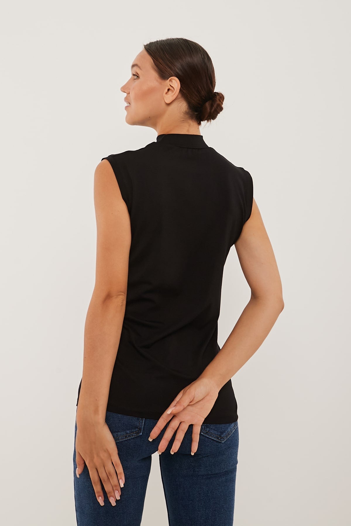 Sleeveless Basic Top in Black Color