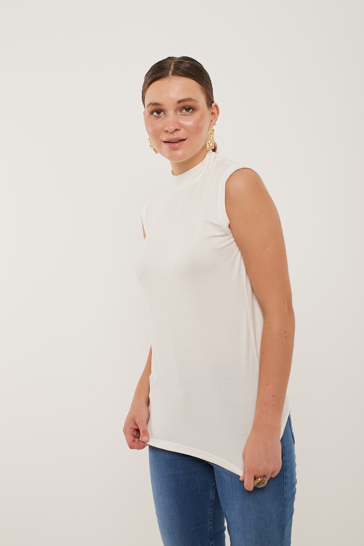 Sleeveless Basic Top in White Color