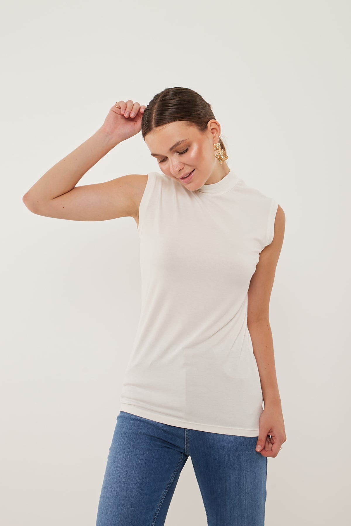 Sleeveless Basic Top in White Color