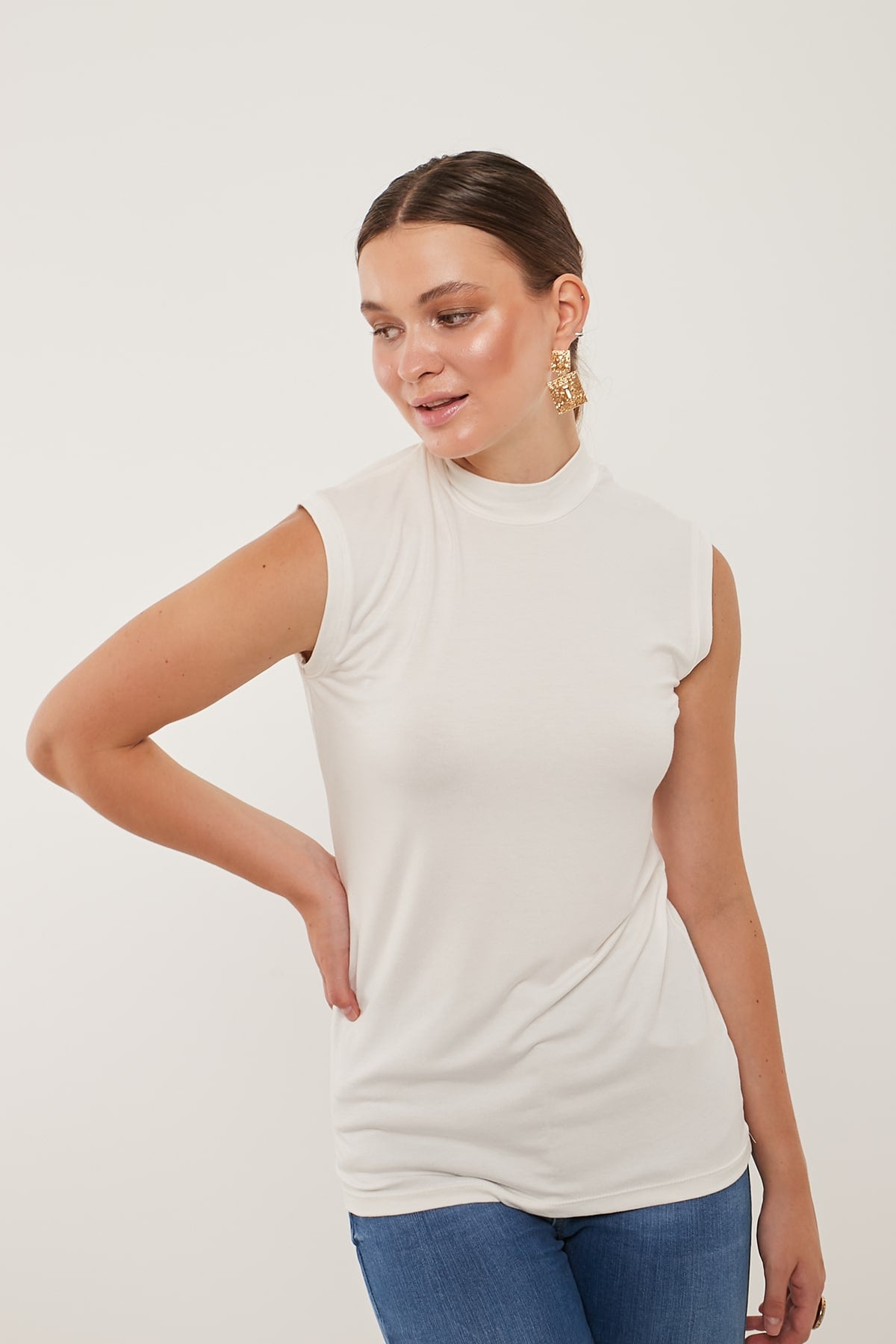 Sleeveless Basic Top in White Color