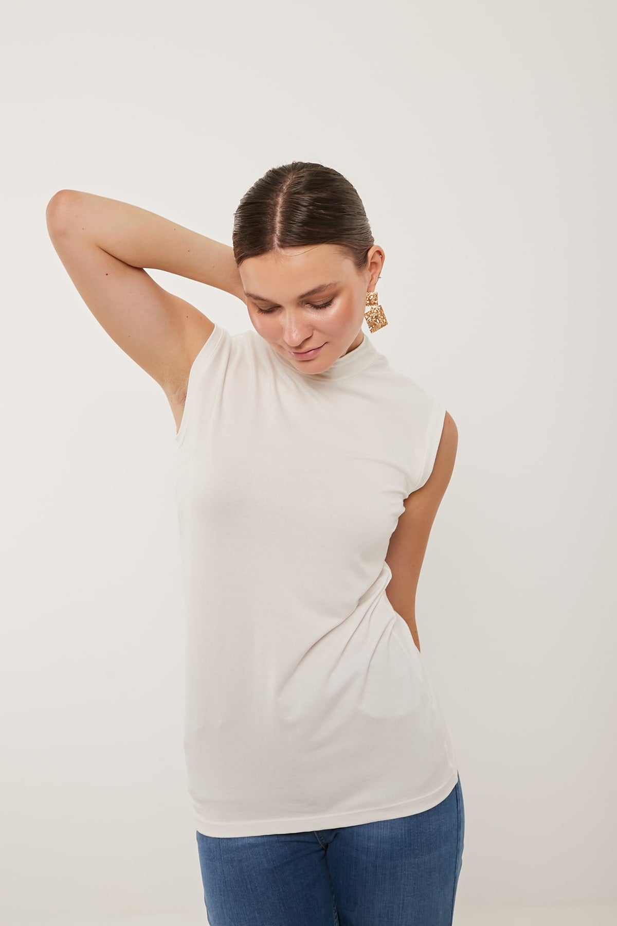 Sleeveless Basic Top in White Color